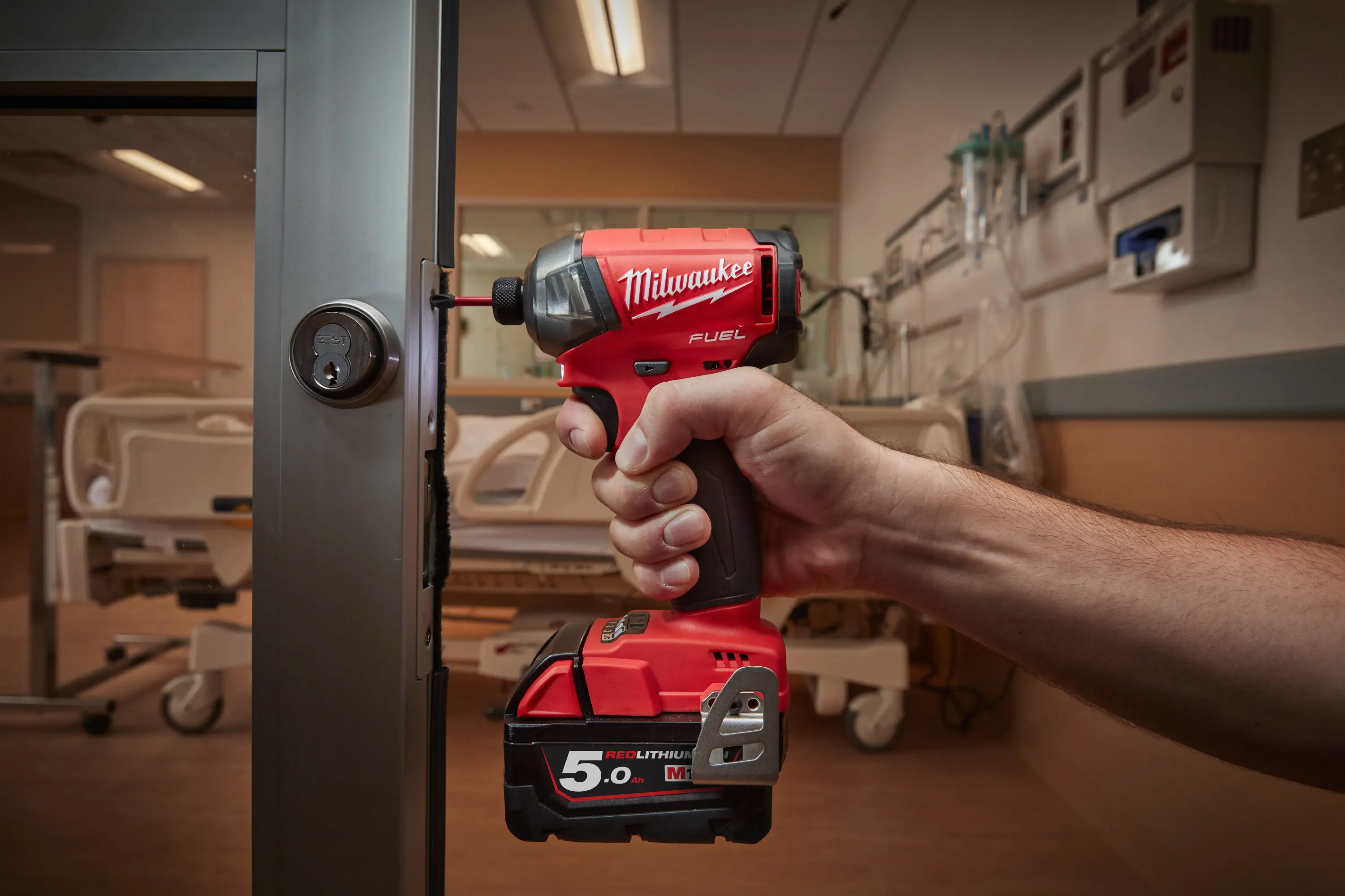 Аккумуляторная отвертка Milwaukee M18 FQID-501B (4933500777) - 5