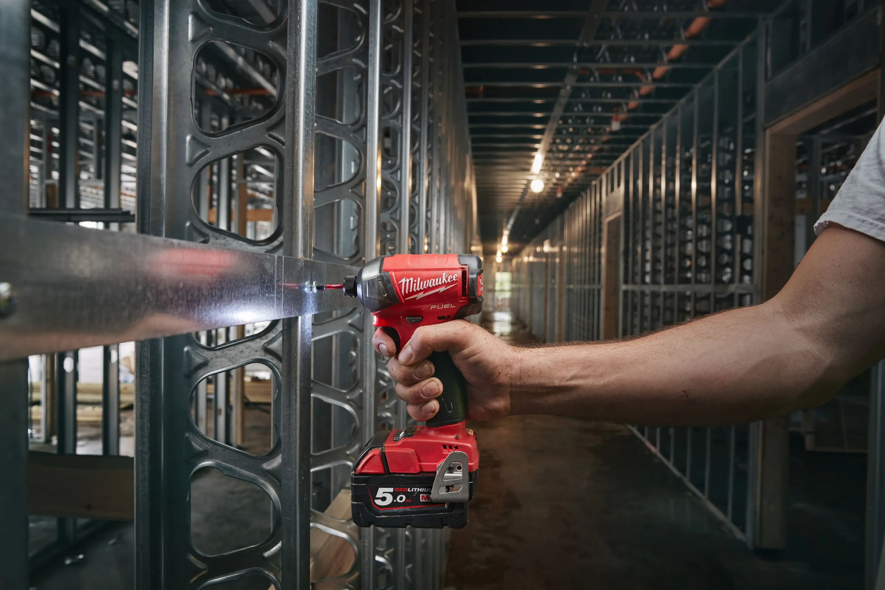 Аккумуляторная отвертка Milwaukee M18 FQID-501B (4933500777) - 7