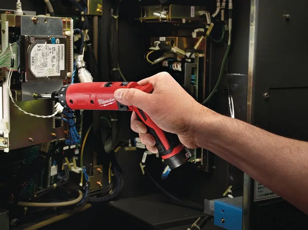 Шуруповерт аккумуляторный Milwaukee M4D-202B (4933440475)