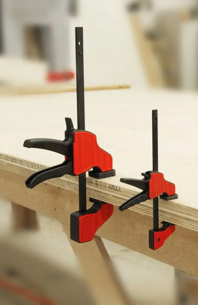 Clema pentru timplarie Kraft&Dele KD10706 (Black/Red)