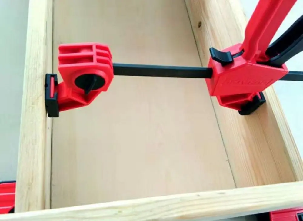 Clema pentru timplarie Kraft&Dele KD10707 (Red/Black)