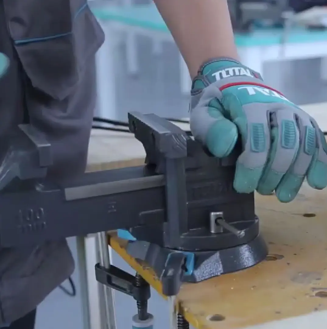 Menghina Total THT6166