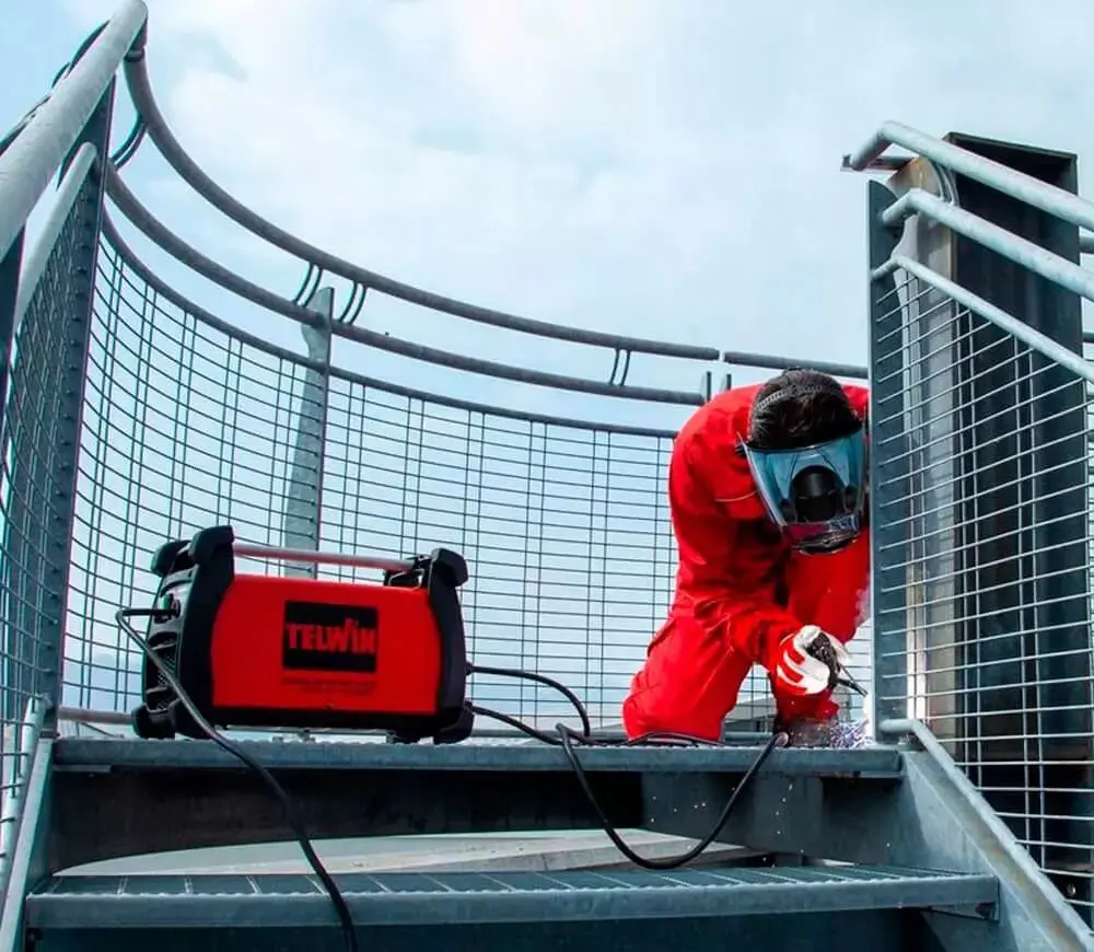 Aparat de sudat cu invertor Telwin Technology 186 XT (Black/Red)