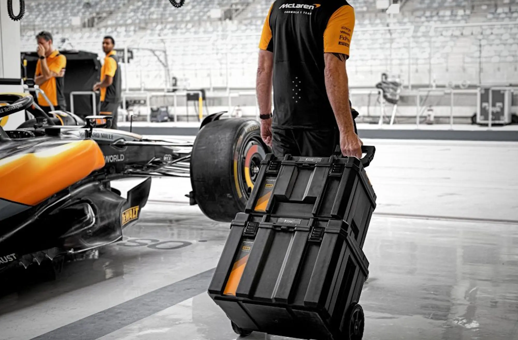 Комплект модульных ящиков для инструментов Dewalt McLaren F1 Team Tstak 3in1 Tower DWST60452-1 (Black/Yellow)