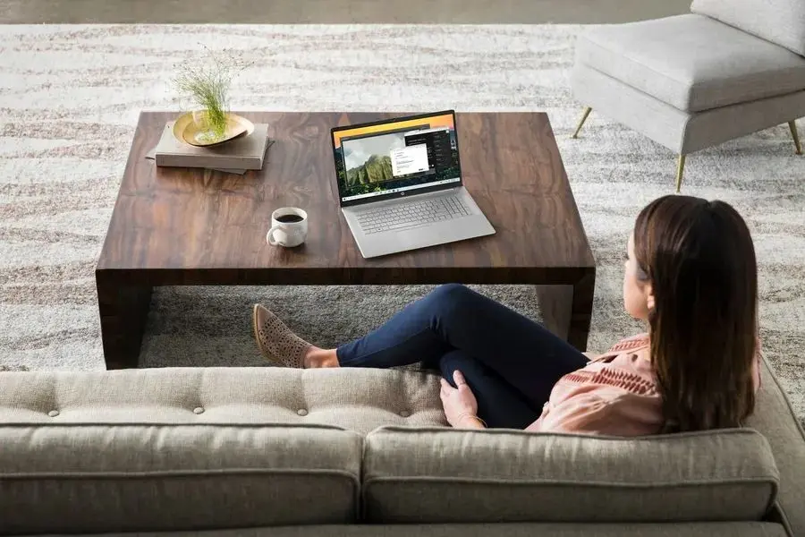 Laptop HP 17-cn1053cl Intel Core i5-1155G7 12GB DDR4/256GB SSD (Silver)