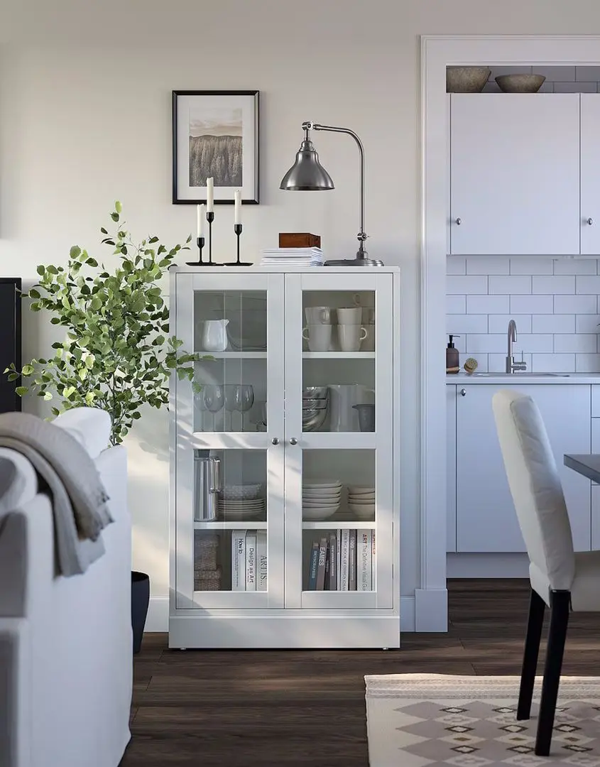 Bufet Ikea Havsta plinta/sticla transparenta 81x37x134 (Alb)