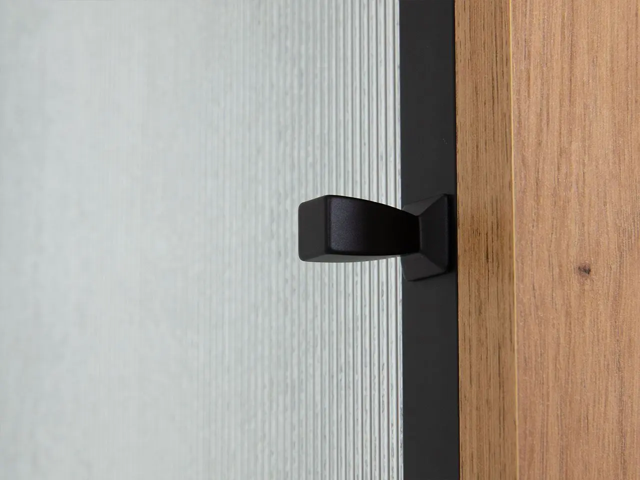 Tumba-vitrina Mirjan24 Brulpin/Bartise 3D cu LED iluminare (Artisan Oak/Black)