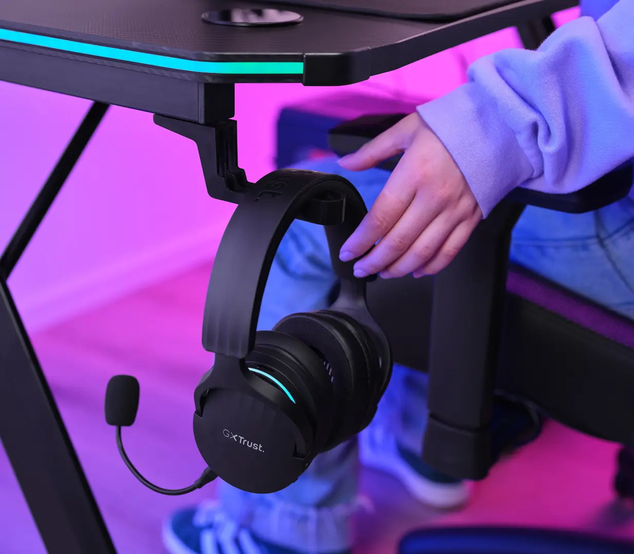 Masa de calculator gaming Trust GXT 710 Luminus Pro RGB (Black)