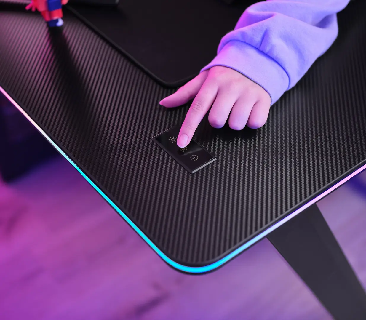 Masa de calculator gaming Trust GXT 710 Luminus Pro RGB (Black)