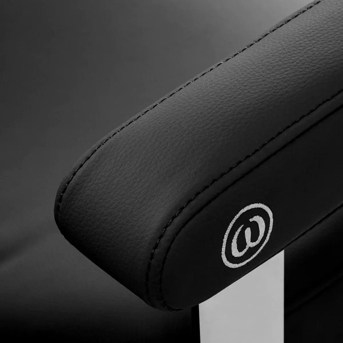 Кресло парикмахерское Omega Astra 154512 (Black/Silver) - 9