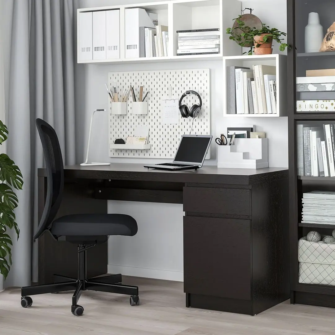 Masa de birou Ikea Malm 140x65 cm (Negru-maro)