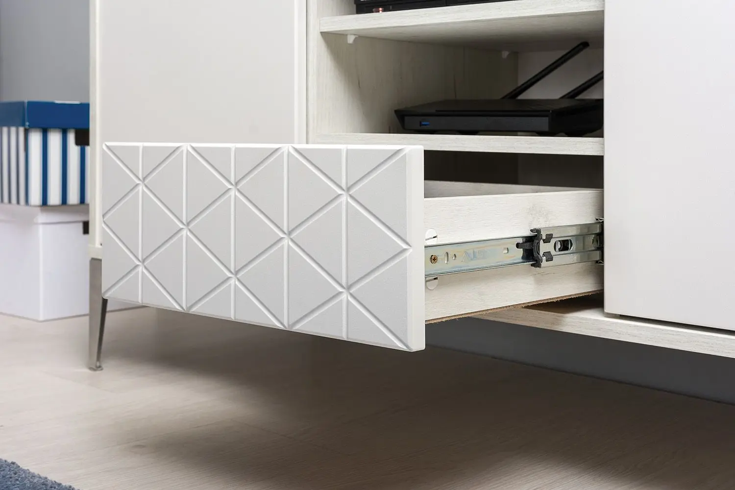 Тумба РТВ Mobi Марципан 13.265 (Дуб Крафт Белый/Шагрень Платина) - 3