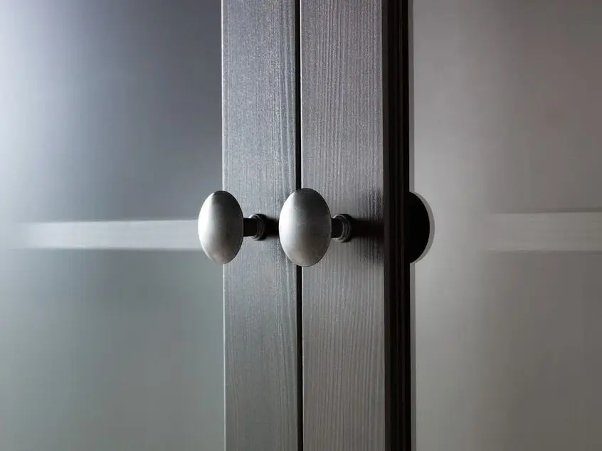 Vitrina Ikea Hemnes 3 sertare 90x197 (Negru-Maro)