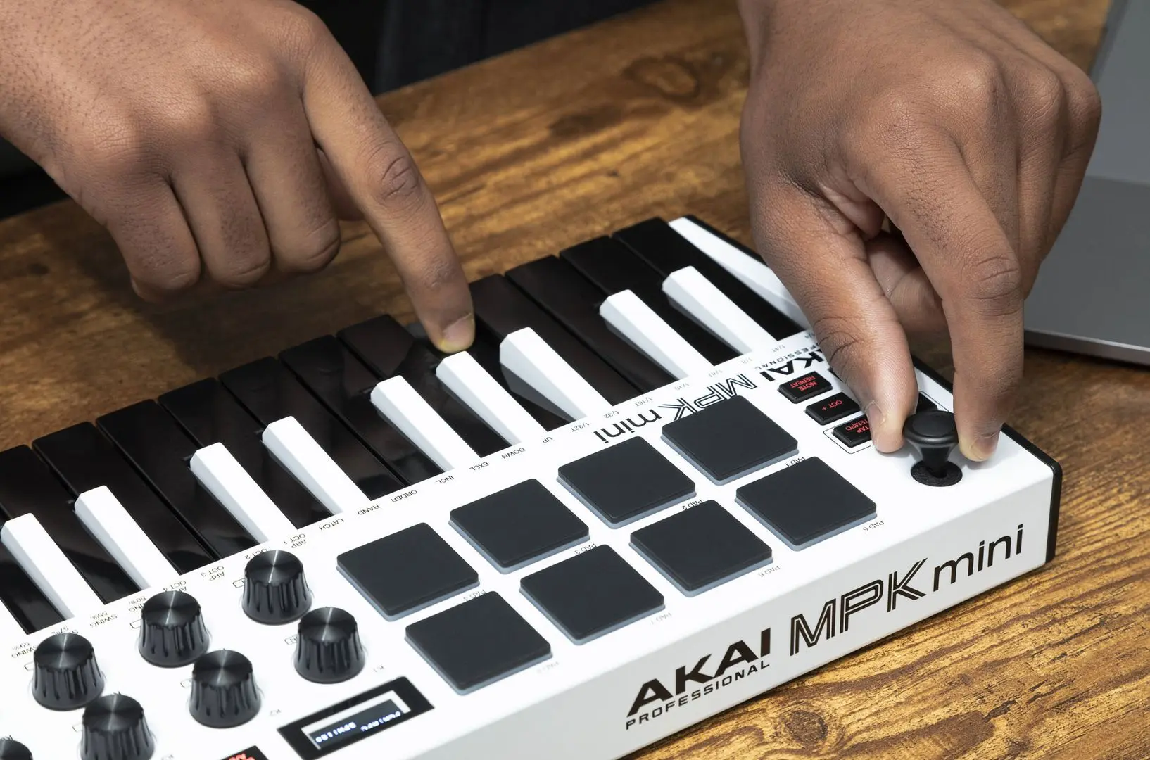 MIDI-claviatura Akai MPK Mini MK3 (White/Black)