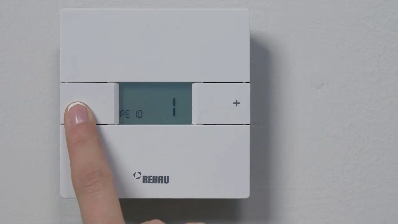 Термостат Rehau Nea HT 13372301001