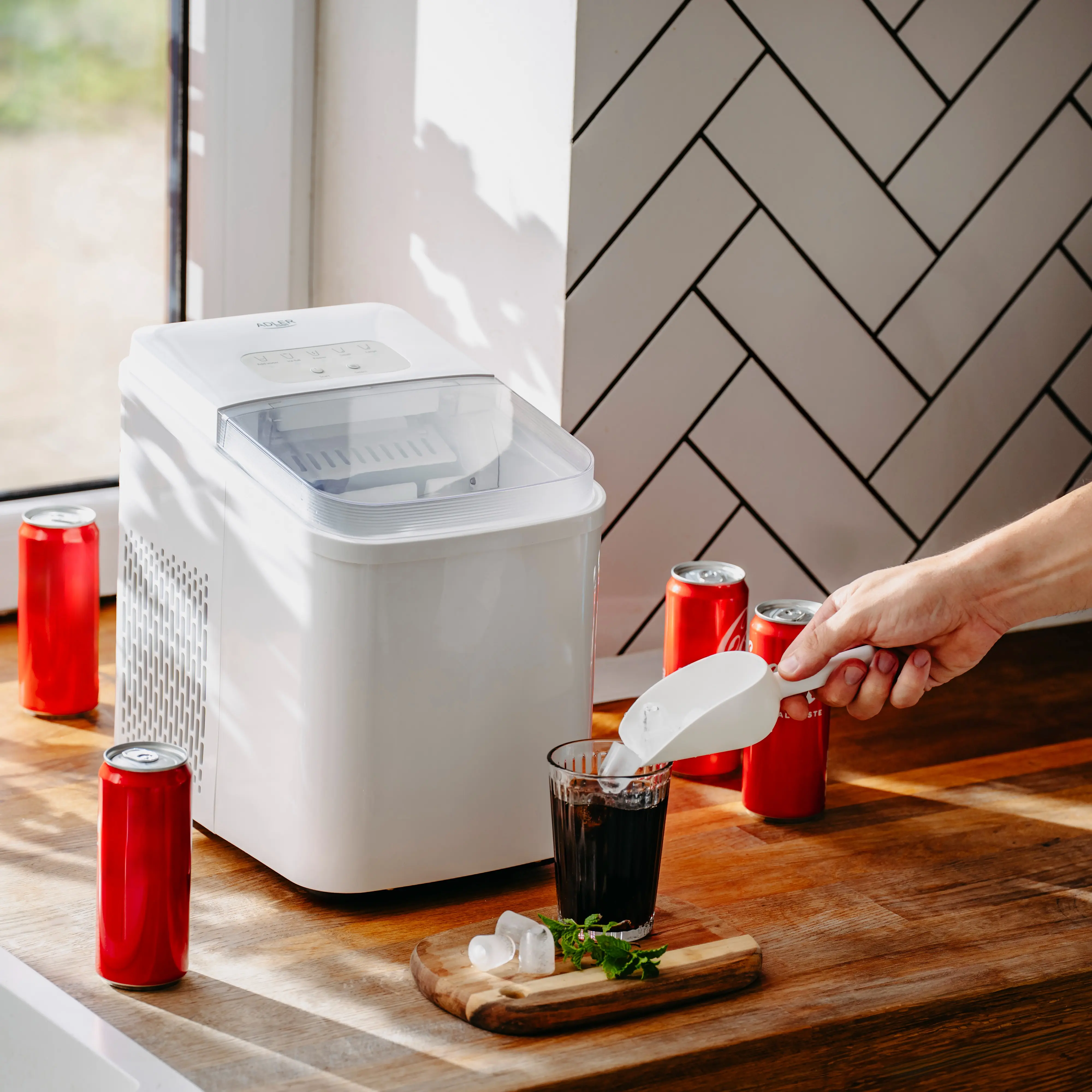 Generator de gheata Adler AD 8800 (White)