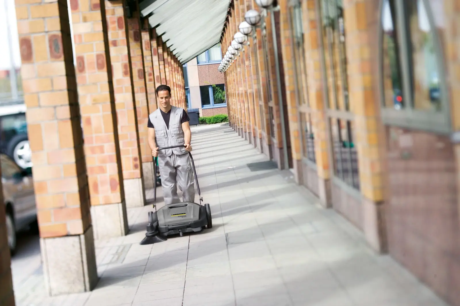 Подметальная машина Karcher KM 70/15 C (Grey/Black)