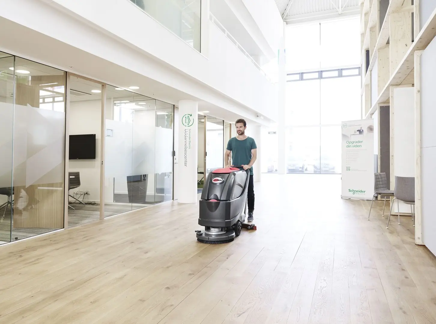 Поломоечная машина Nilfisk Viper AS5160T-EU (Red/Black)