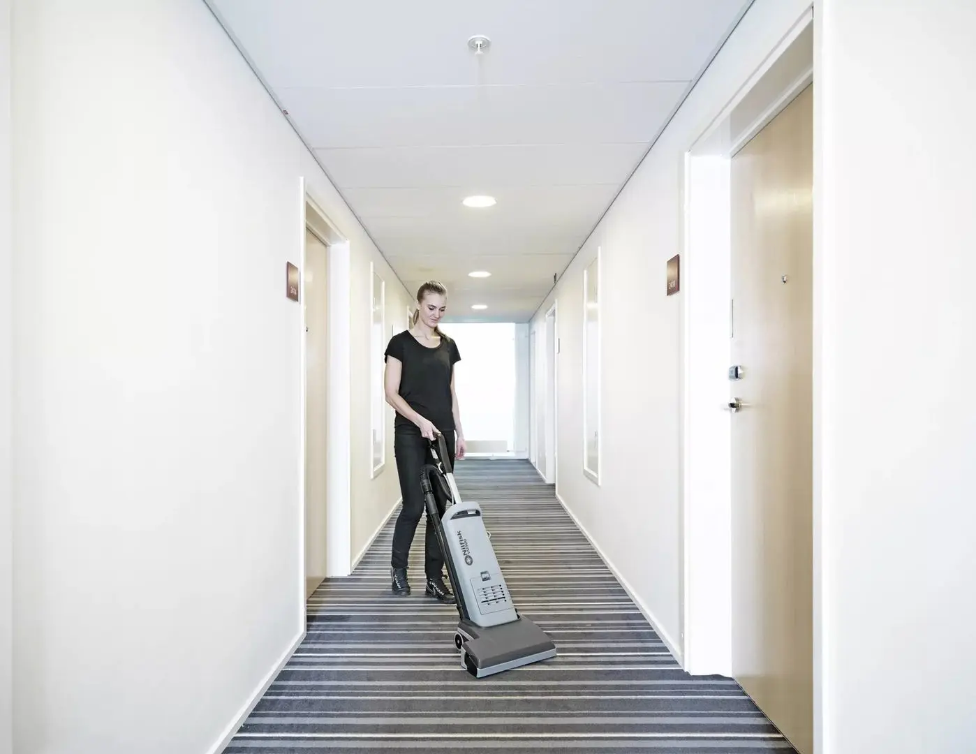 Профессиональный пылесос Nilfisk VU500 15 (Grey)