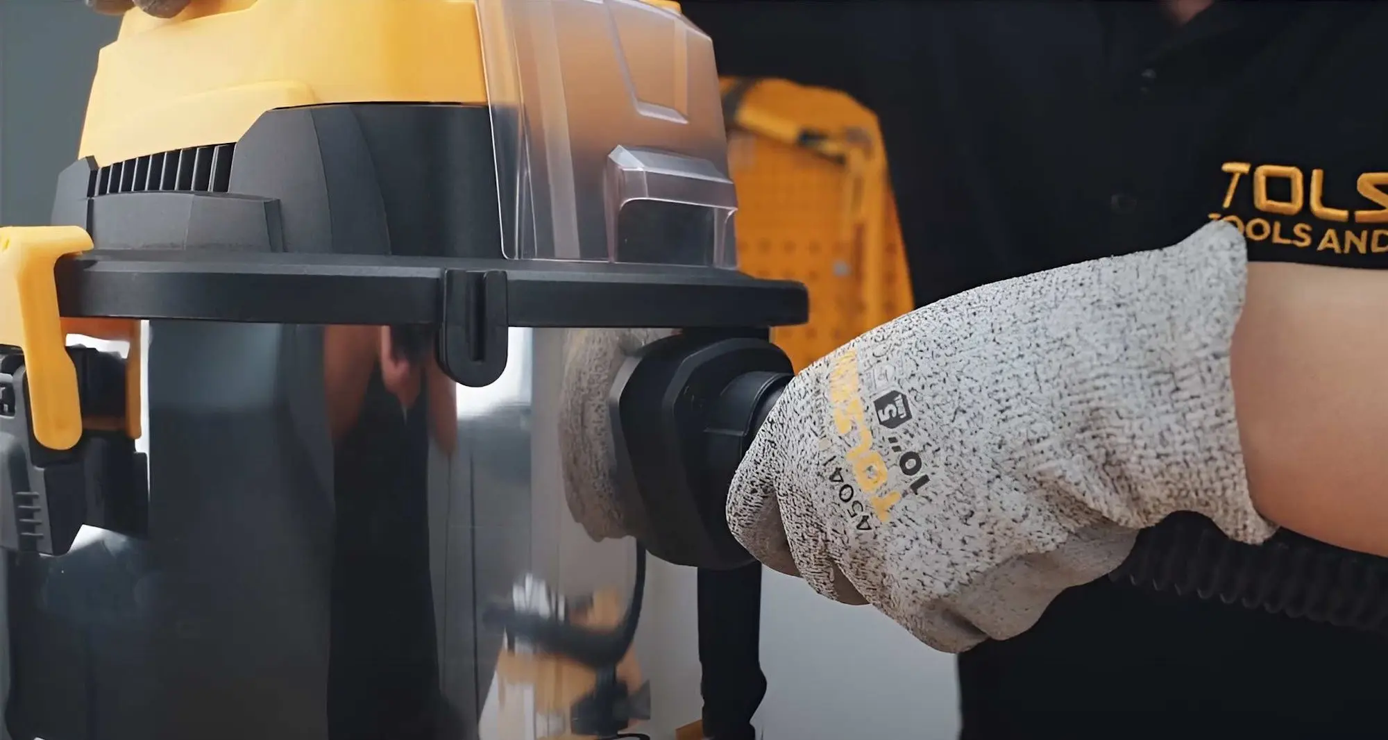 Промышленный пылесос аккумуляторный Tolsen 87338 (Black/Yellow)