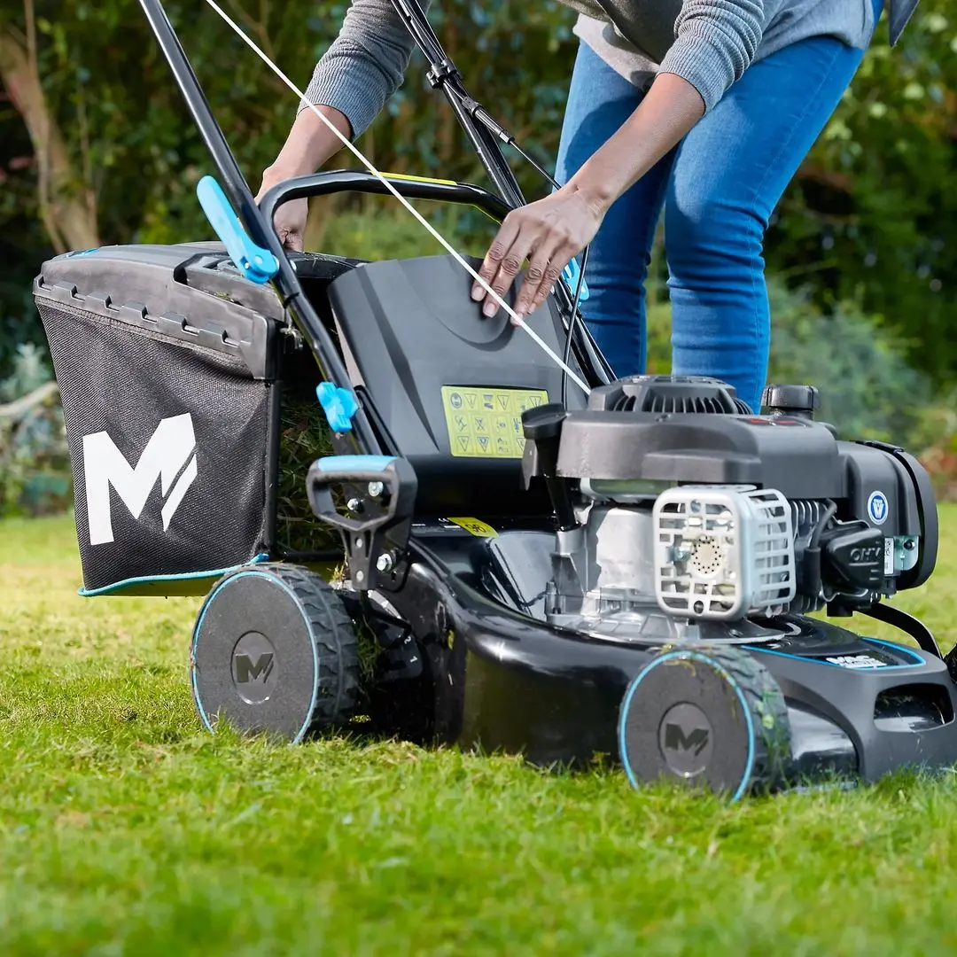 Masina de tuns iarba pe benzina Mac Allister MLMP300SP40 (Black/Blue)