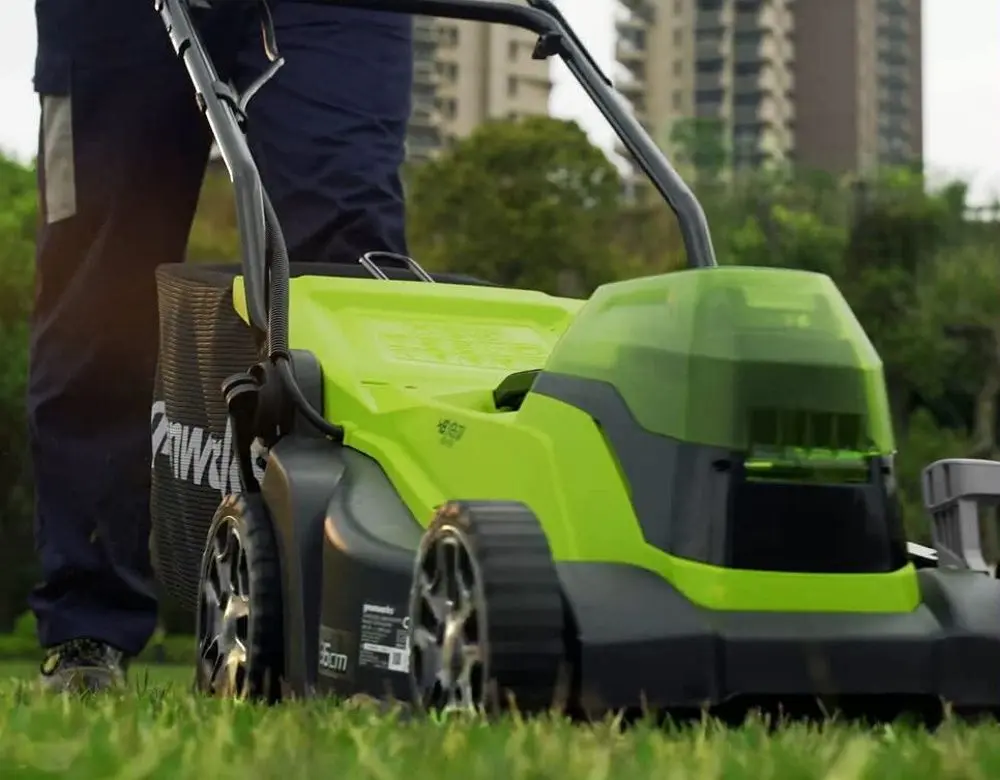 Аккумуляторная газонокосилка GreenWorks GD24LM33 (Green/Black)