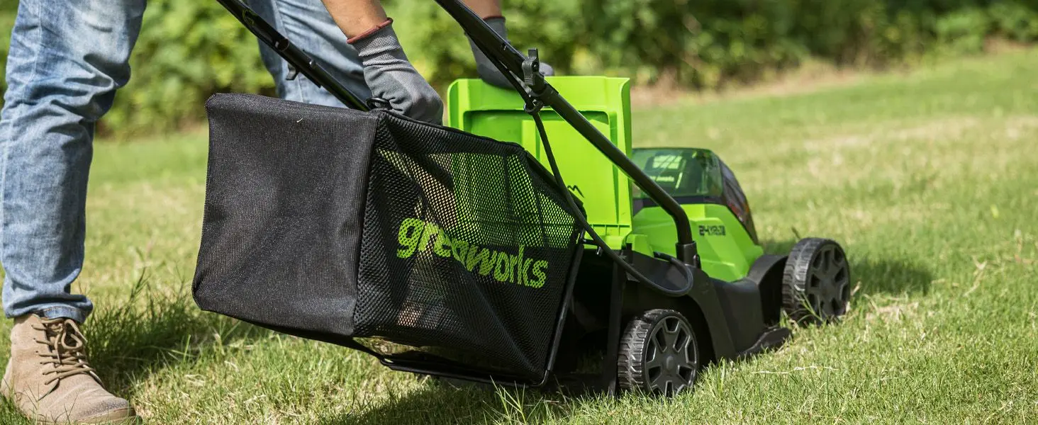 Аккумуляторная газонокосилка GreenWorks GD24LM33 (Green/Black)
