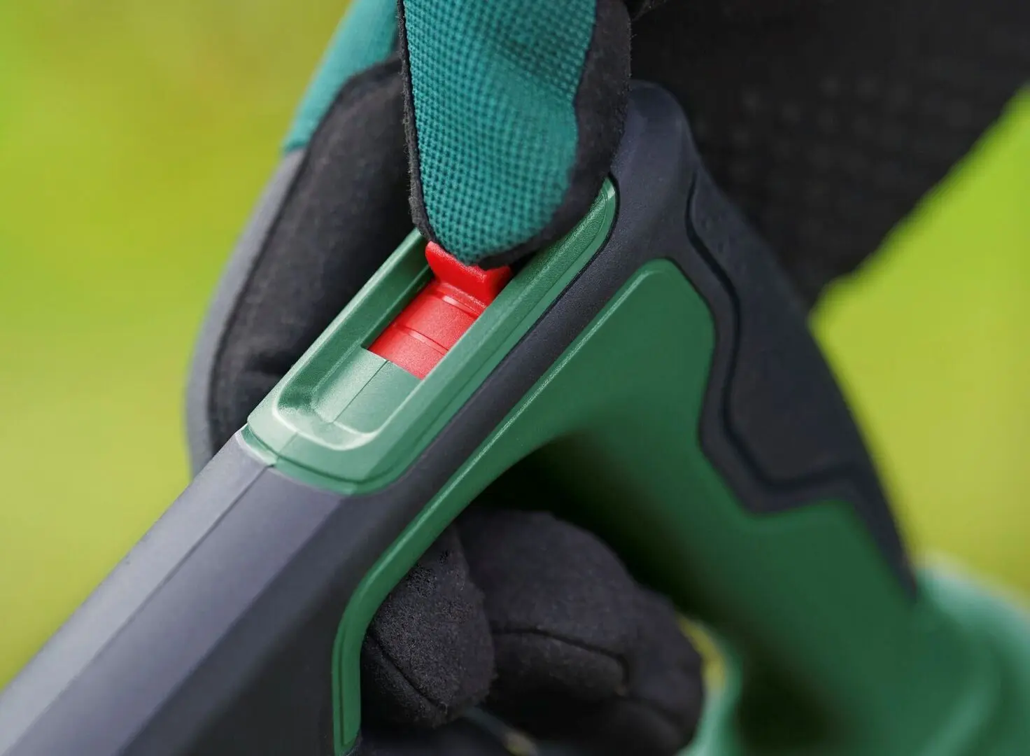 Suflanta de aer cu acumulator Bosch UniversalLeafBlower 18V-130