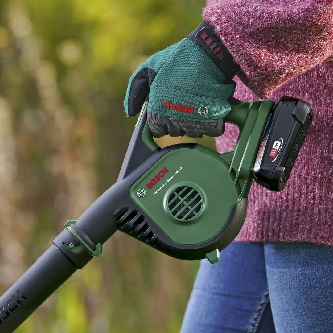 Suflanta de aer cu acumulator Bosch UniversalLeafBlower 18V-130