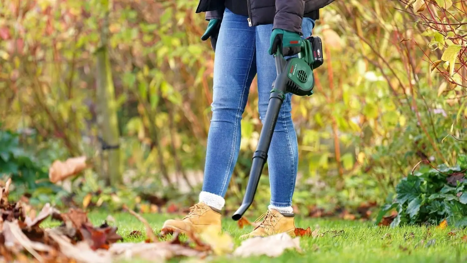 Suflanta de aer cu acumulator Bosch UniversalLeafBlower 18V-130