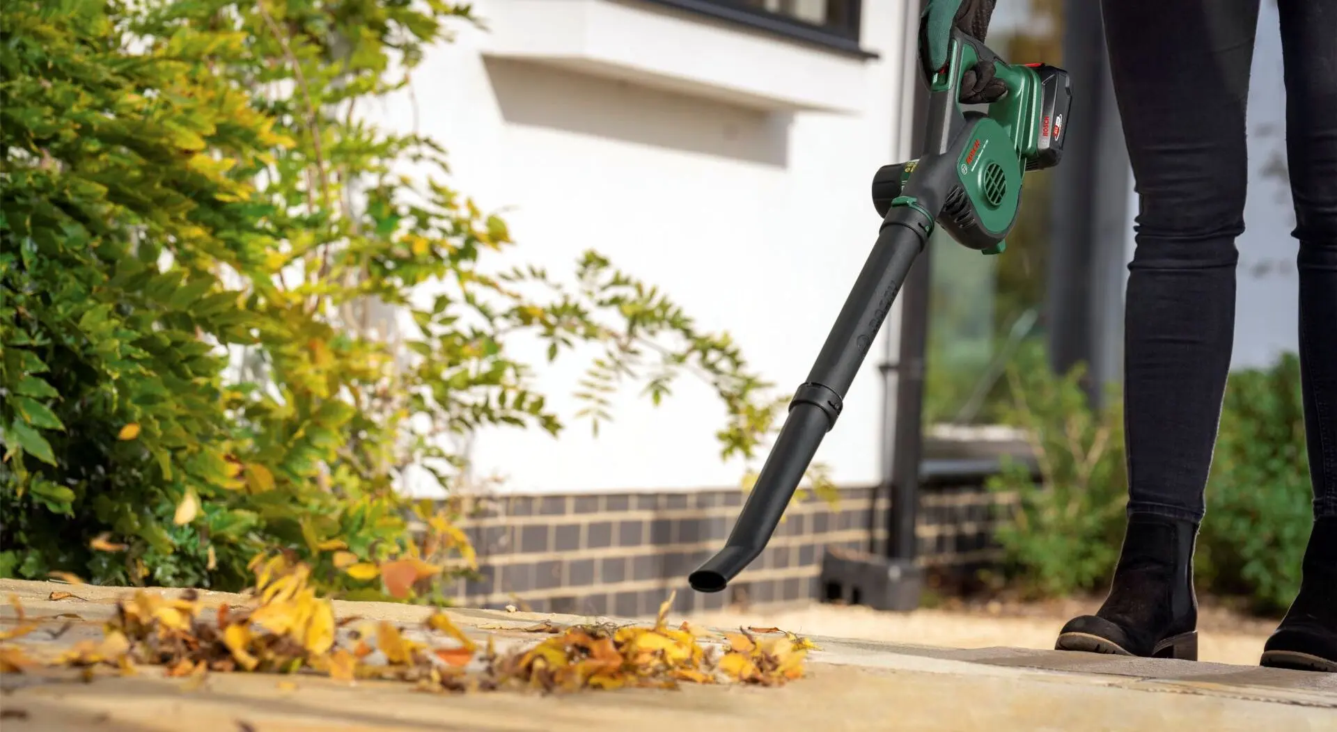 Аккумуляторная воздуходувка Bosch UniversalLeafBlower 18V-130 Solo - 8