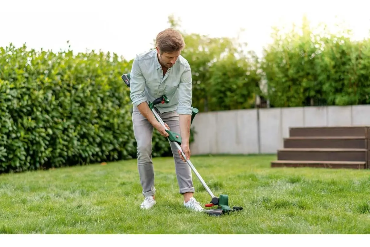 Триммер электрический Bosch UniversalGrassCut 18V-260 06008C1D05