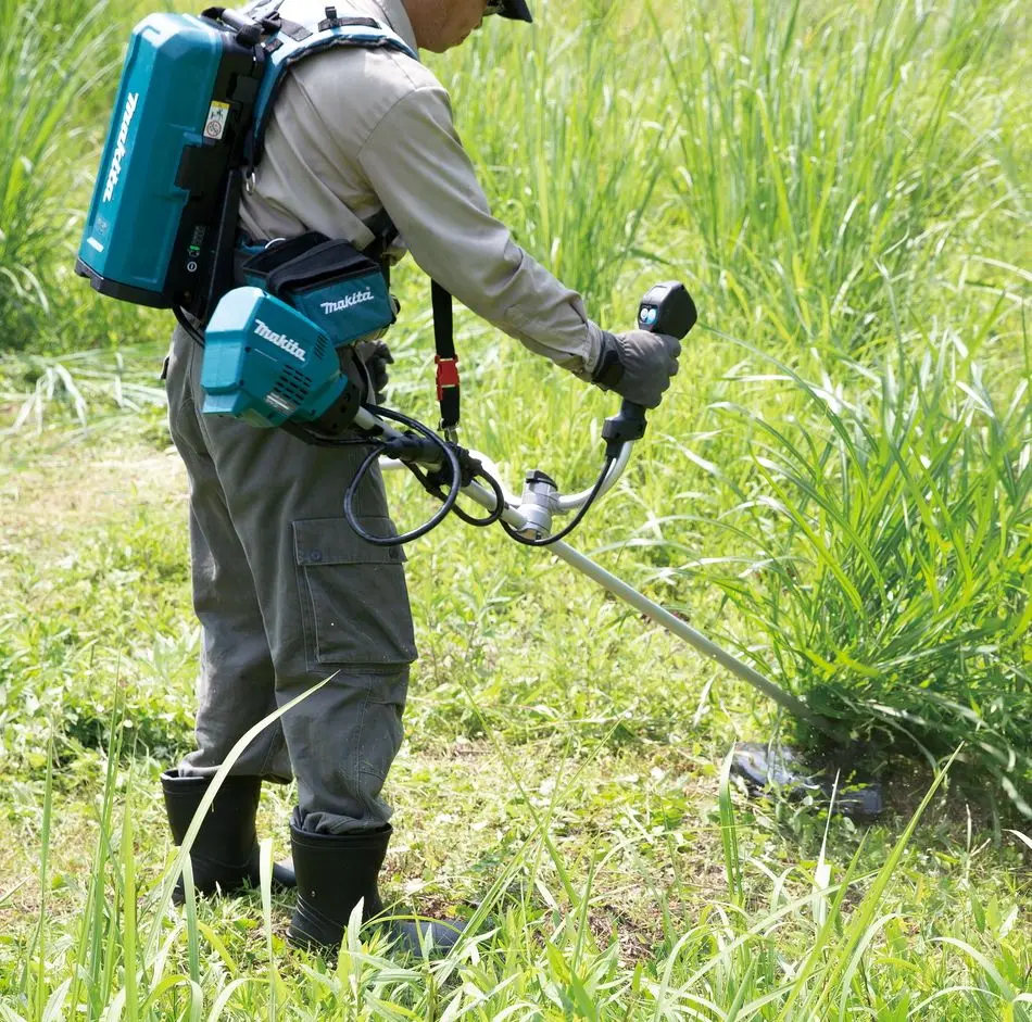 Trimmer cu acumulator Makita UR101CZ