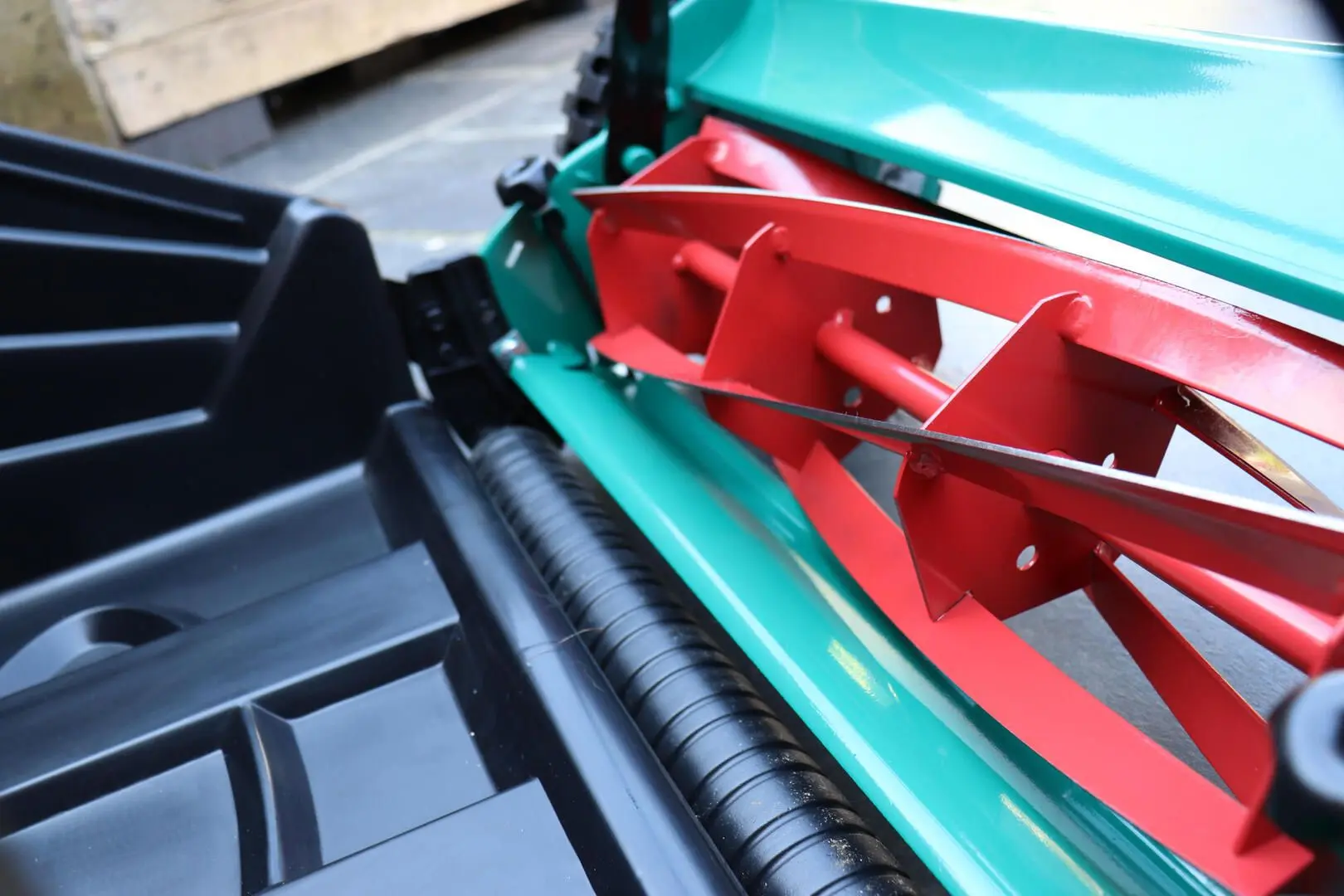 Ручная газонокосилка Bosch Ahm 38 G (Black/Green)