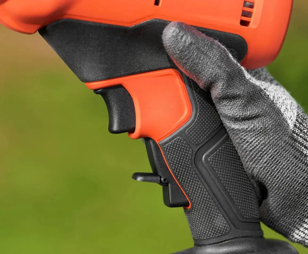 Аккумуляторный секатор Black&Decker BCPP18D1