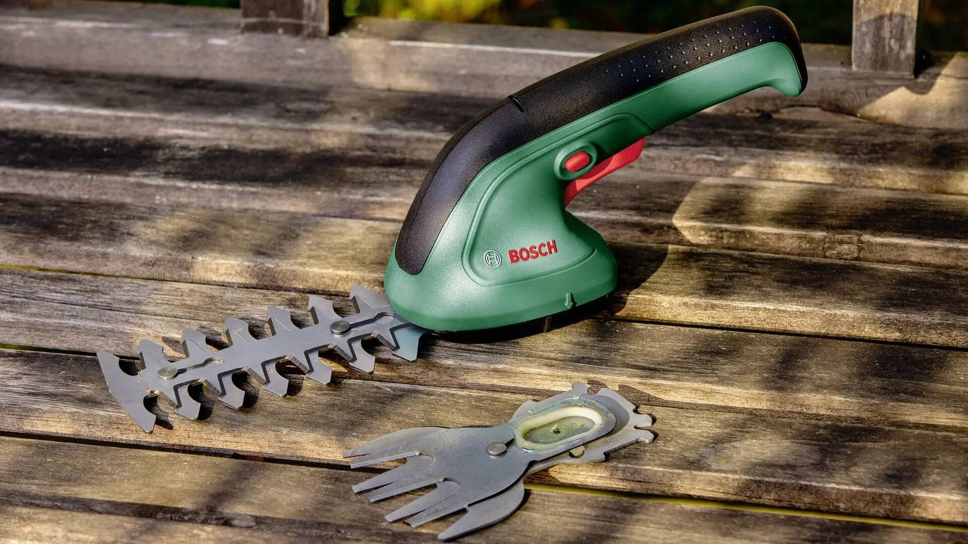 Аккумуляторный кусторез-садовые ножницы Bosch Easy Shear 0600833303