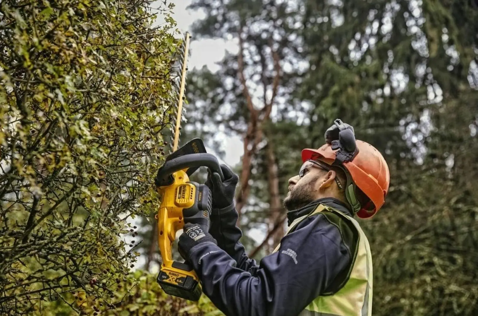 Аккумуляторный кусторез Dewalt DCMHT563P1-QW