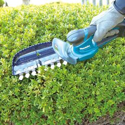 Аккумуляторные садовые ножницы-кусторез Makita UM600DZX Solo Thumb