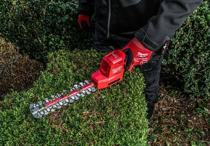Аккумуляторный кусторез Milwaukee M12 Fuel FHT20-0 Solo
