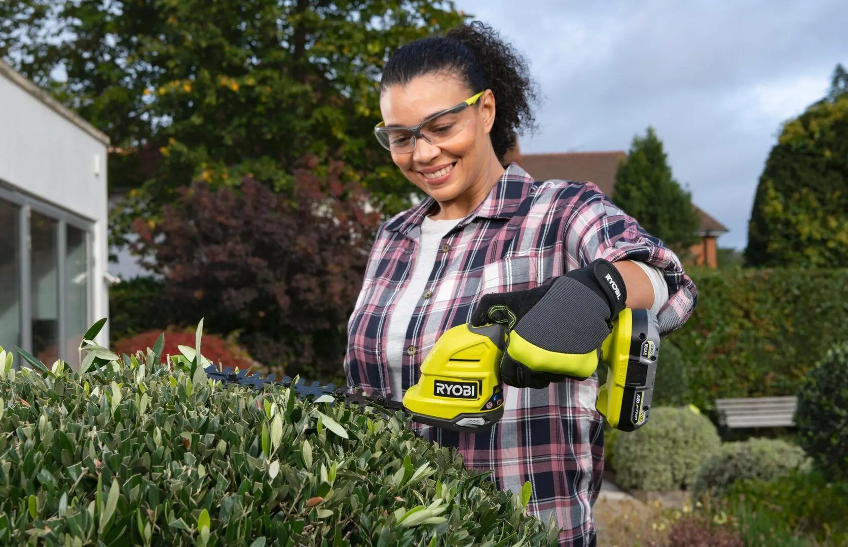 Foarfeca-fierestrau de gardina viu cu acumulator Ryobi RY18GSA-120T