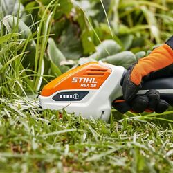 Аккумуляторные садовые ножницы-кусторез Stihl HSA26 Set Thumb