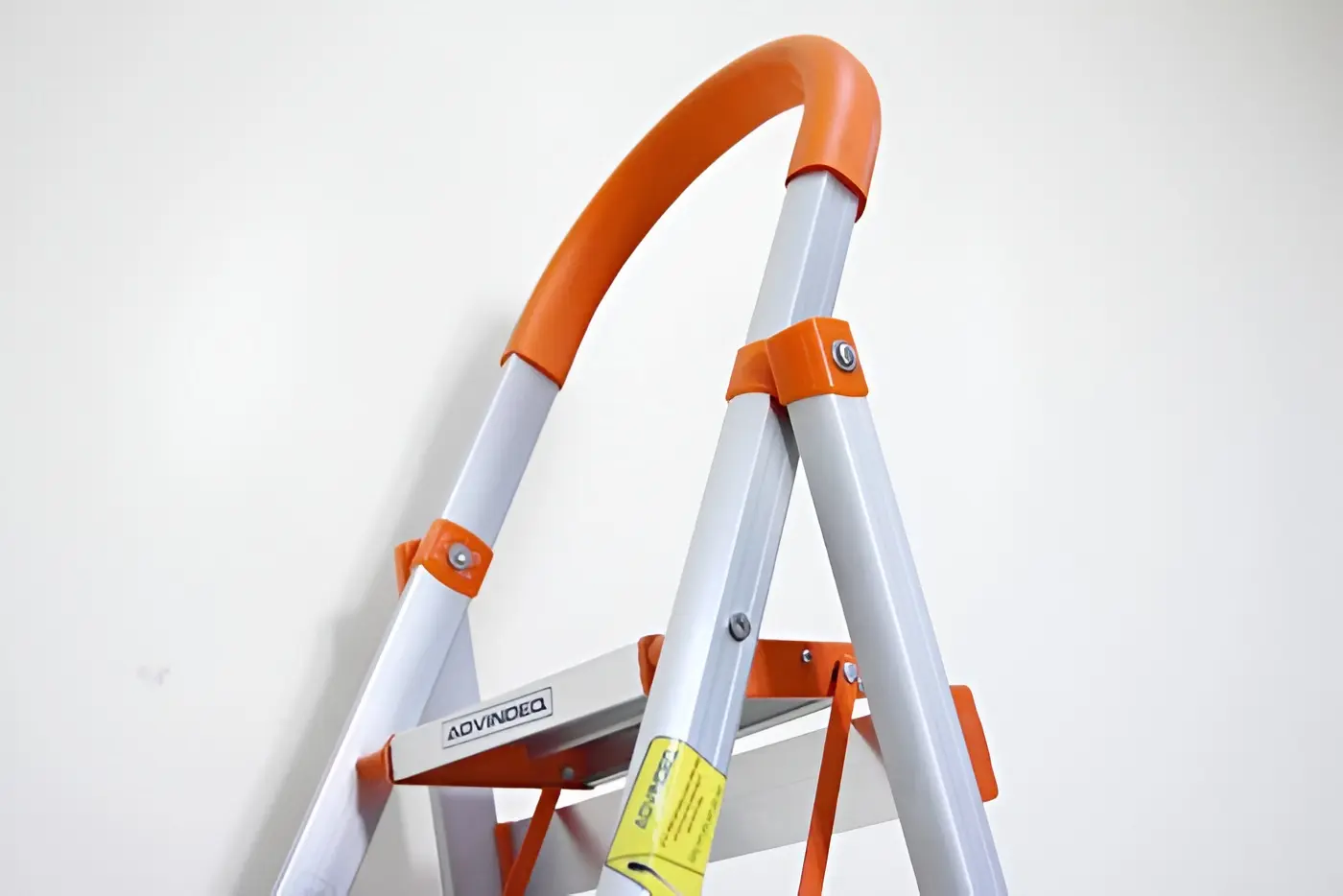 Scara din aluminiu unilaterala Vector+ 4563 1x4 (Silver/Orange)