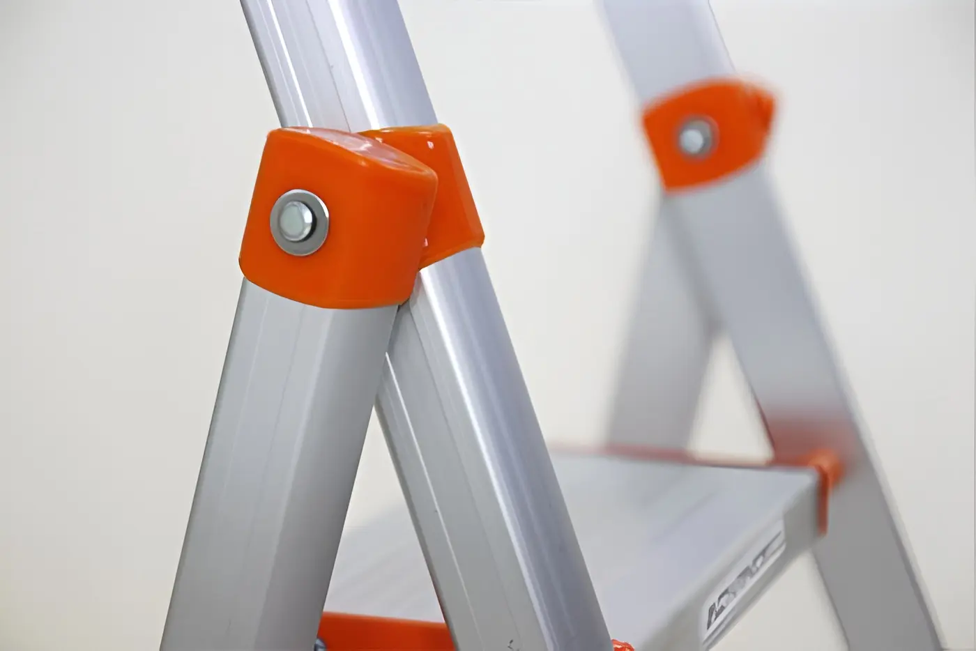 Scara din aluminiu unilaterala Vector+ 6345 1x6 (Silver/Orange)