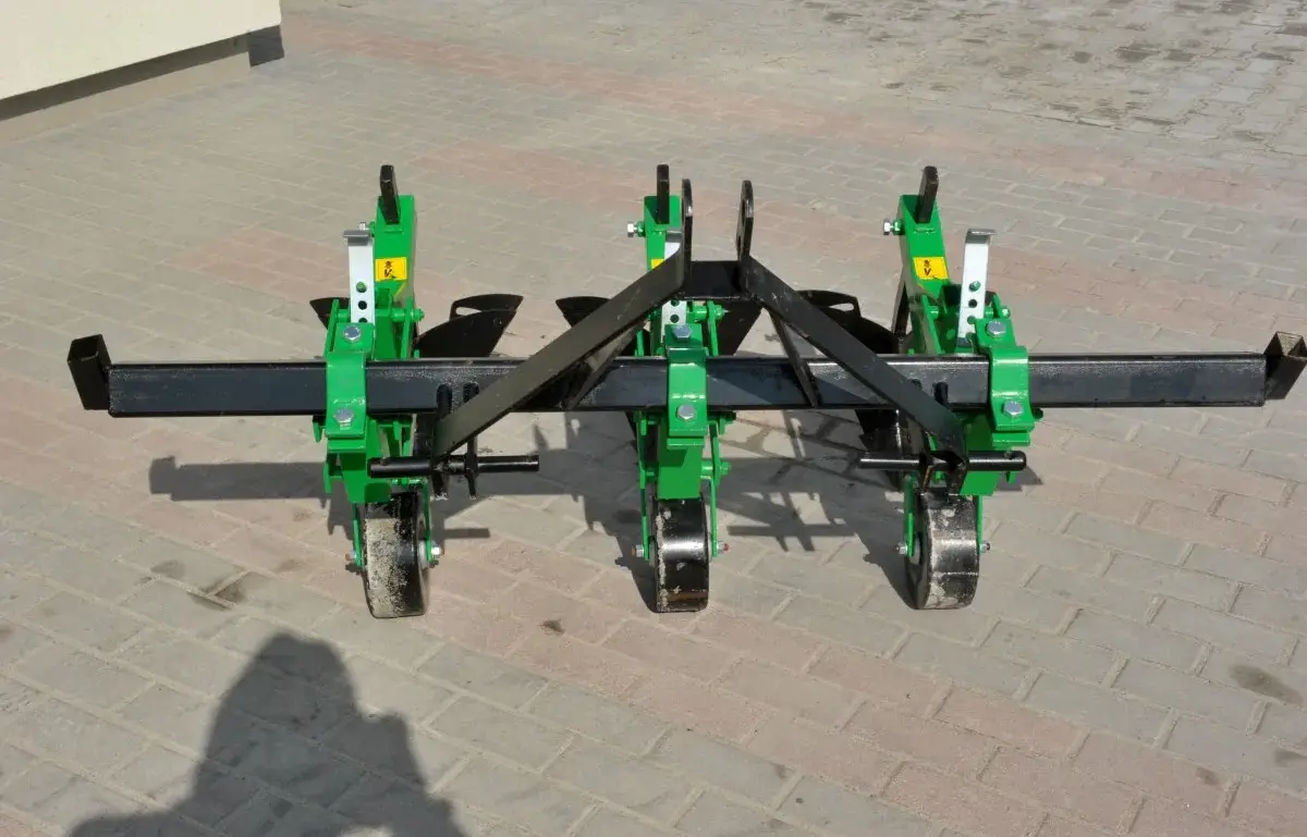 Cultivator de cartofi 151A30F45