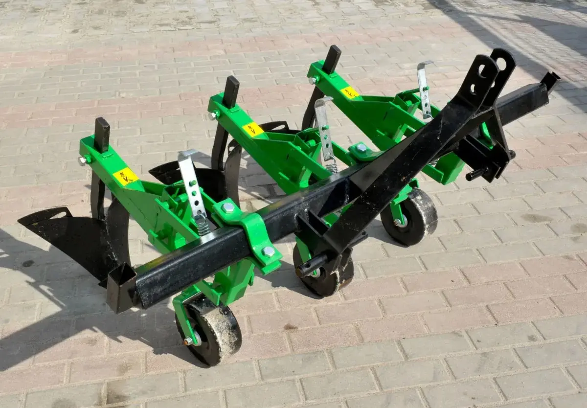 Cultivator de cartofi 151A30F45