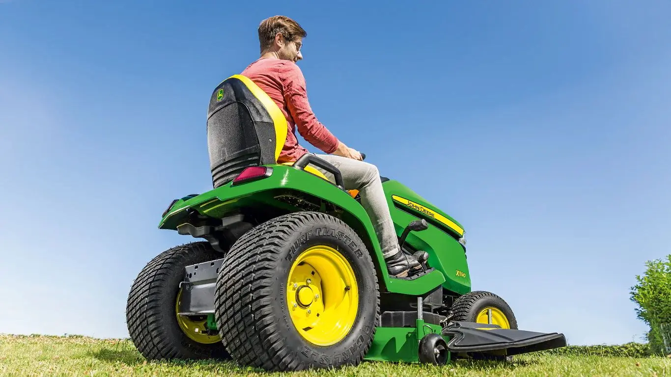 Трактор для газонов John Deere X590 - 3