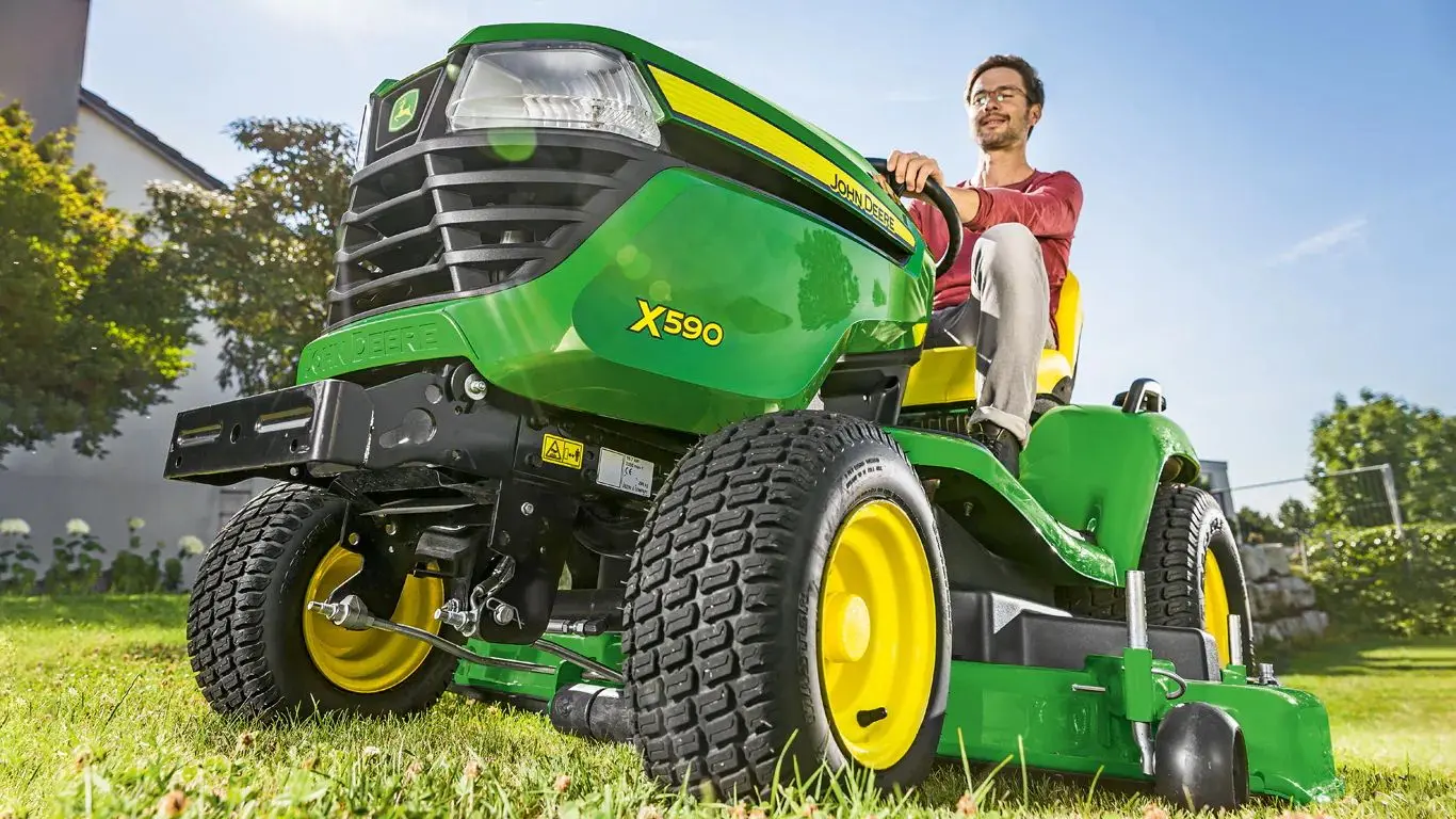 Трактор для газонов John Deere X590 - 2