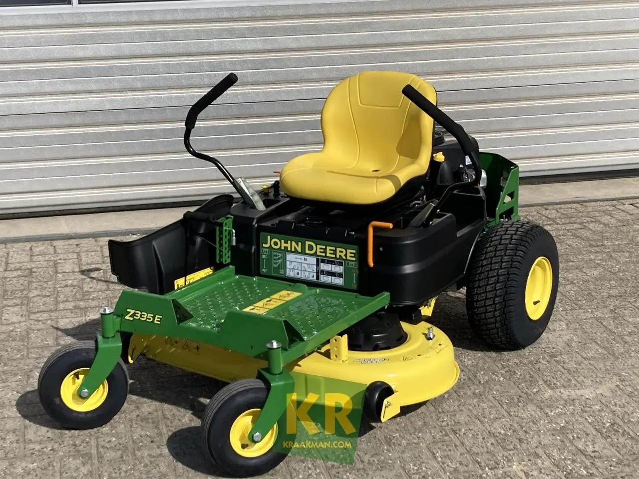 Трактор для газонов John Deere Z335E - 3
