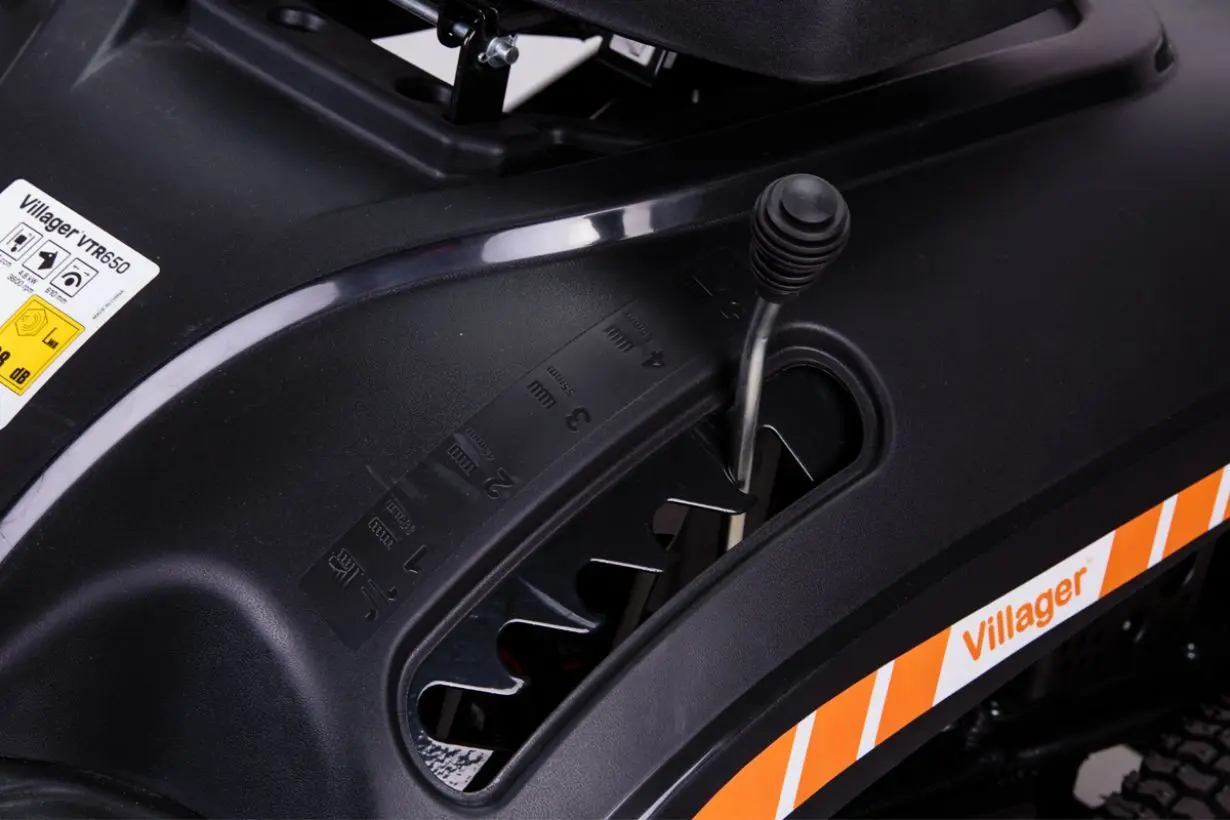 Трактор для газонов Villager VTR 650