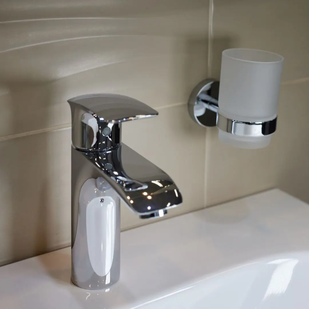 Смеситель для умывальника Herz Elite e10 UH00088 (Chrome)